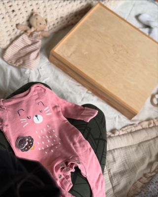 Do spomienkového boxu som si odložila prvé pyžamko mojej dcérky 🥰🥹 dnes som ho po dlhšej dobe otvorila a nemôžem uveriť...